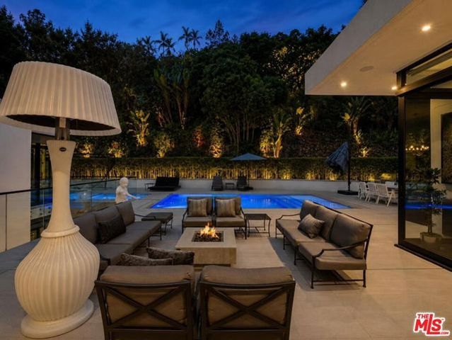 1049 Loma Vista Drive, Beverly Hills, CA 90210