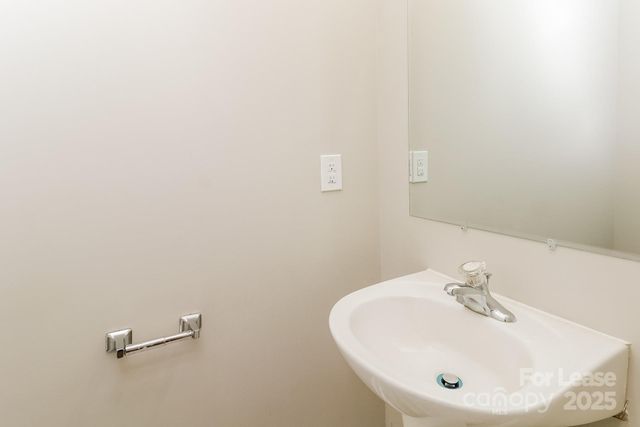 421 Peachtree Road, Charlotte, NC 28216