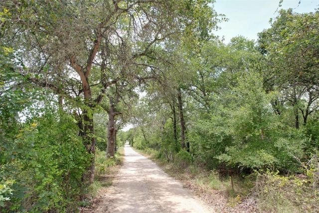 175 Coastal Lane, Luling, TX 78648
