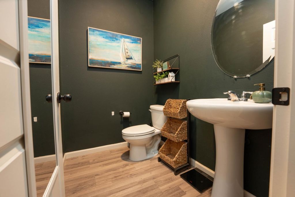 Image 10 of property listing at 2258 S Manzanita Court, Visalia, CA 93292