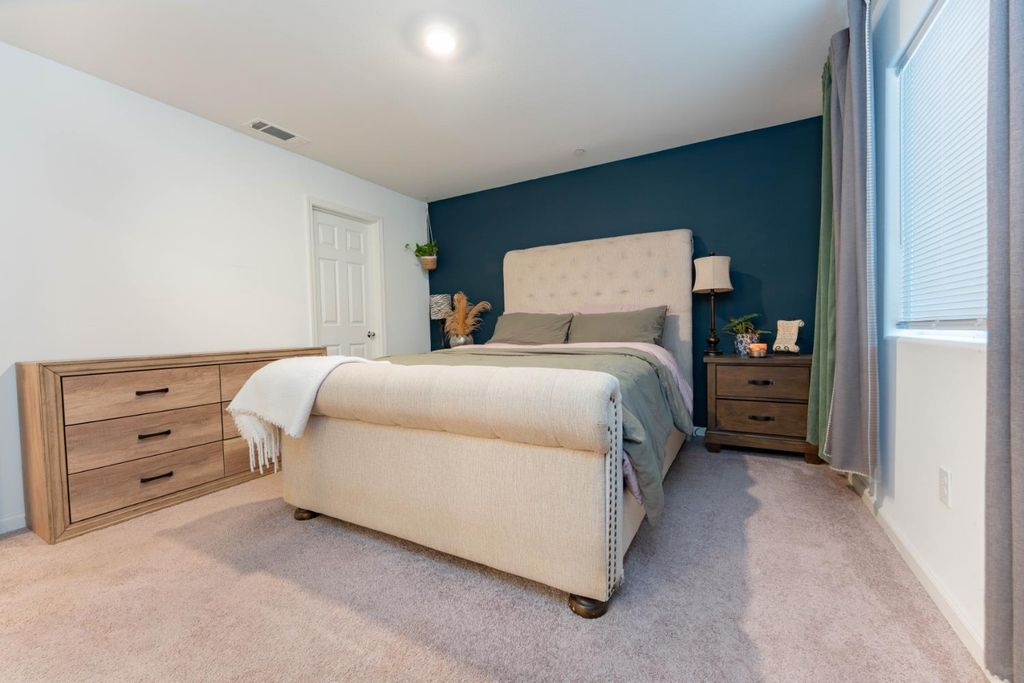Image 13 of property listing at 2258 S Manzanita Court, Visalia, CA 93292