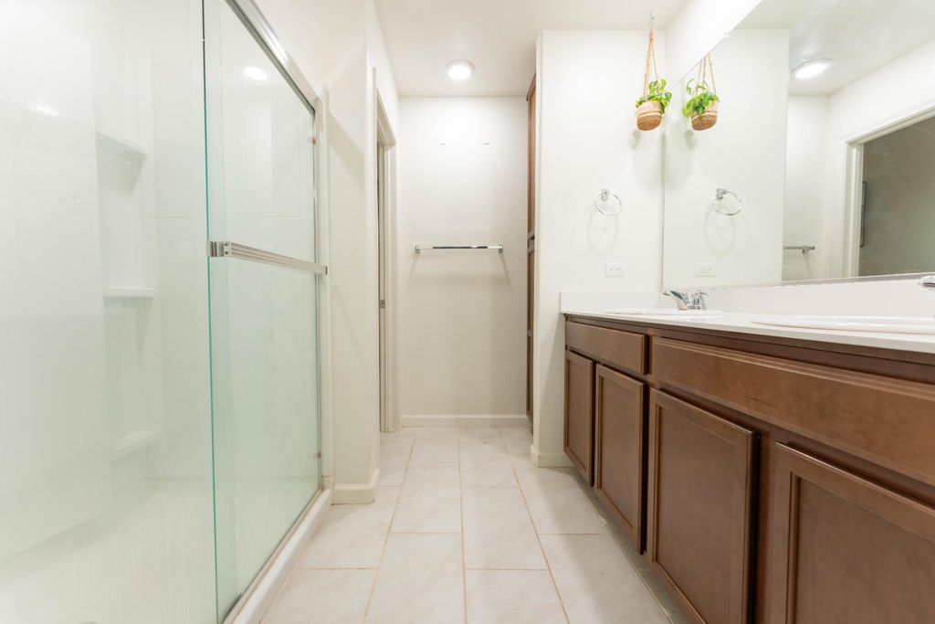 Image 14 of property listing at 2258 S Manzanita Court, Visalia, CA 93292
