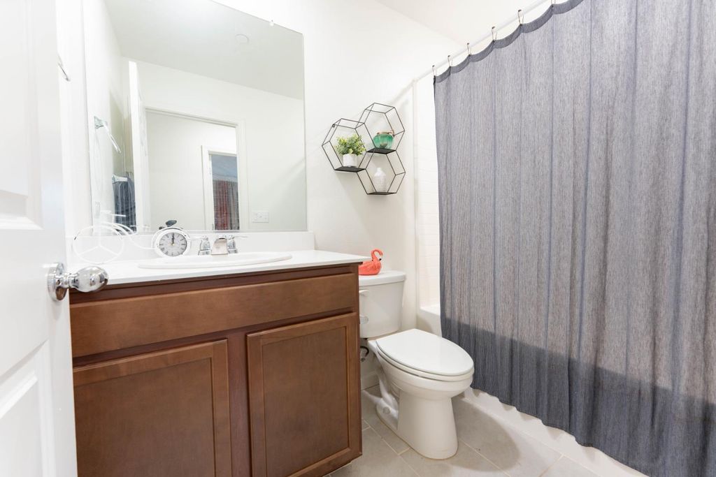 Image 18 of property listing at 2258 S Manzanita Court, Visalia, CA 93292
