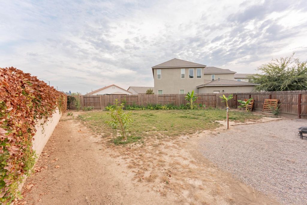 Image 19 of property listing at 2258 S Manzanita Court, Visalia, CA 93292