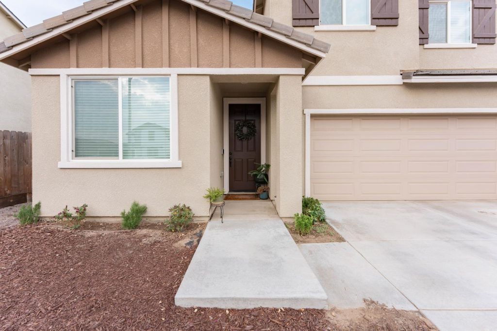 Image 2 of property listing at 2258 S Manzanita Court, Visalia, CA 93292