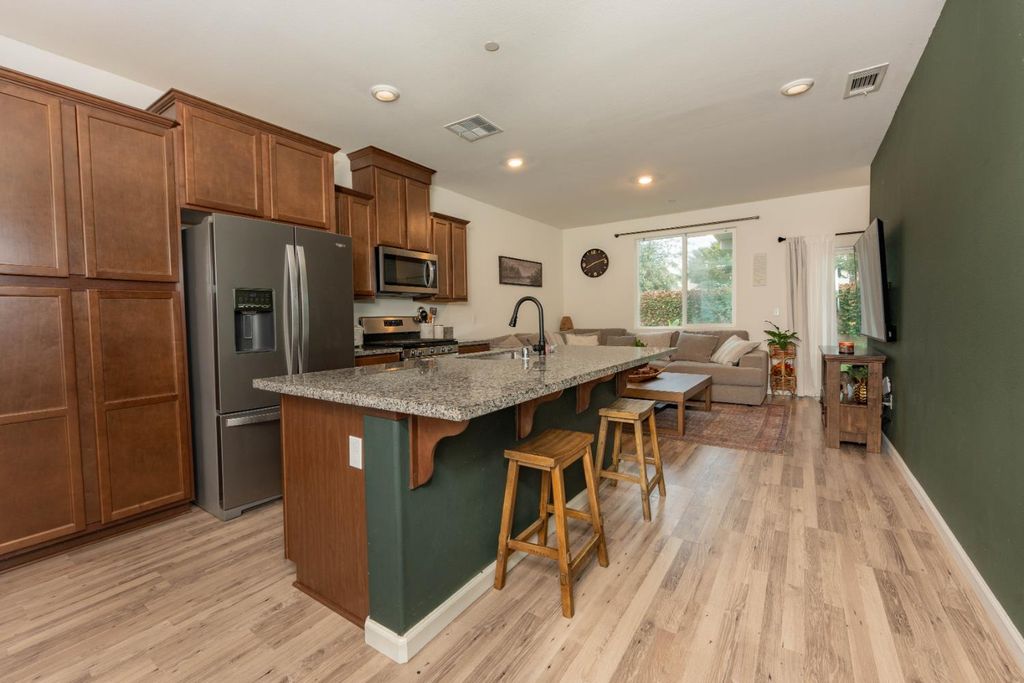 Image 3 of property listing at 2258 S Manzanita Court, Visalia, CA 93292