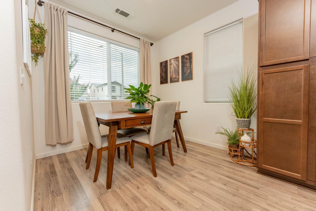 Image 4 of property listing at 2258 S Manzanita Court, Visalia, CA 93292