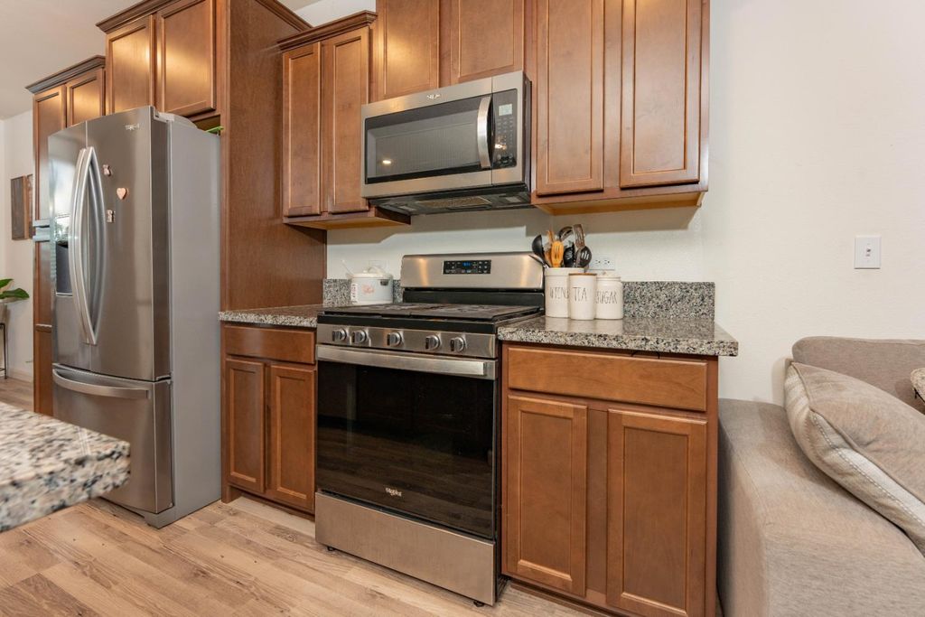Image 5 of property listing at 2258 S Manzanita Court, Visalia, CA 93292