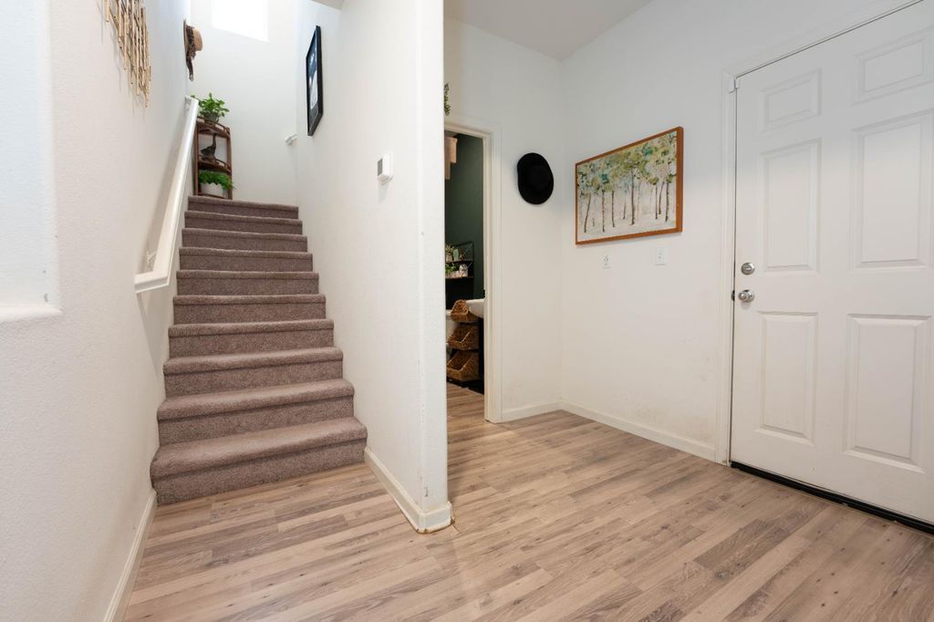Image 6 of property listing at 2258 S Manzanita Court, Visalia, CA 93292