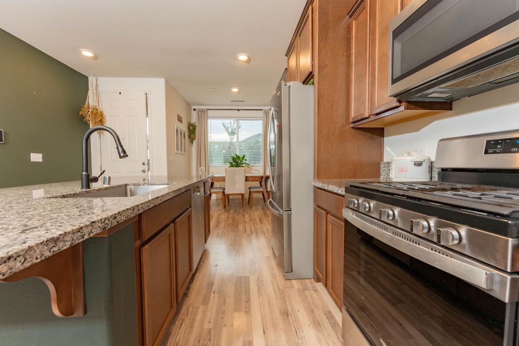 Image 7 of property listing at 2258 S Manzanita Court, Visalia, CA 93292