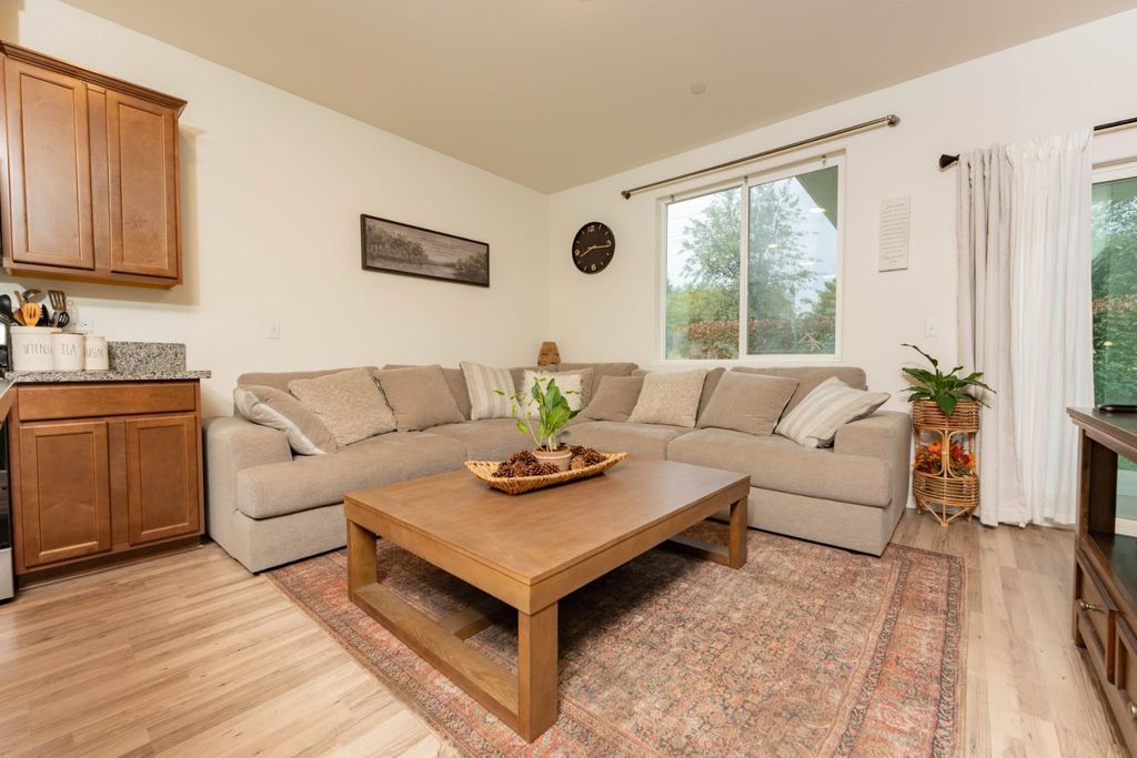 Image 8 of property listing at 2258 S Manzanita Court, Visalia, CA 93292