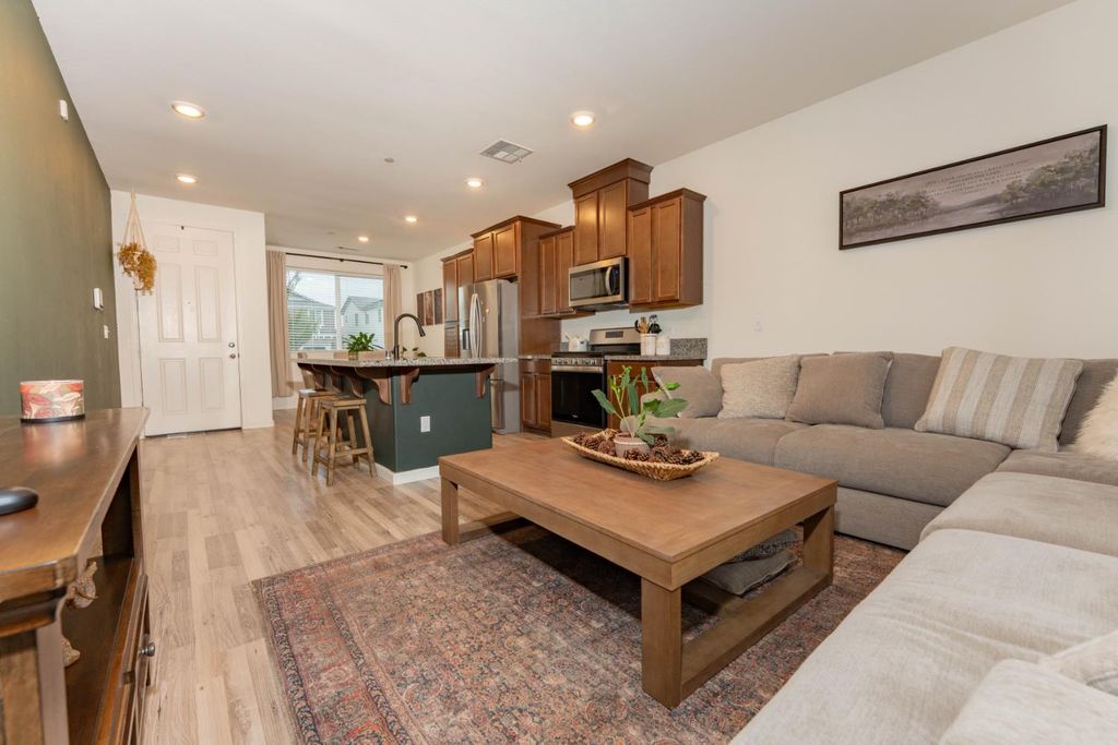 Image 9 of property listing at 2258 S Manzanita Court, Visalia, CA 93292