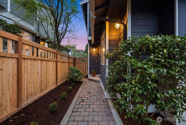 221 4th Street S, Kirkland, WA 98033