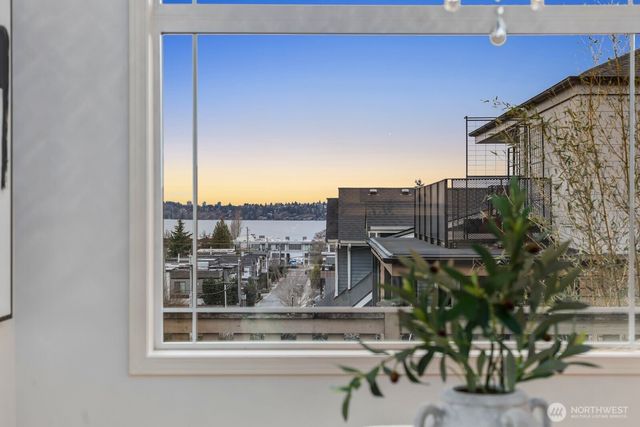 221 4th Street S, Kirkland, WA 98033