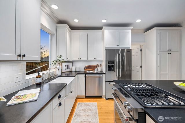 221 4th Street S, Kirkland, WA 98033