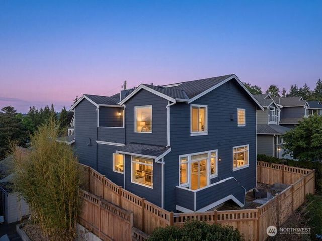 221 4th Street S, Kirkland, WA 98033