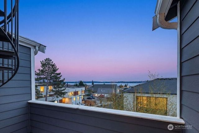 221 4th Street S, Kirkland, WA 98033