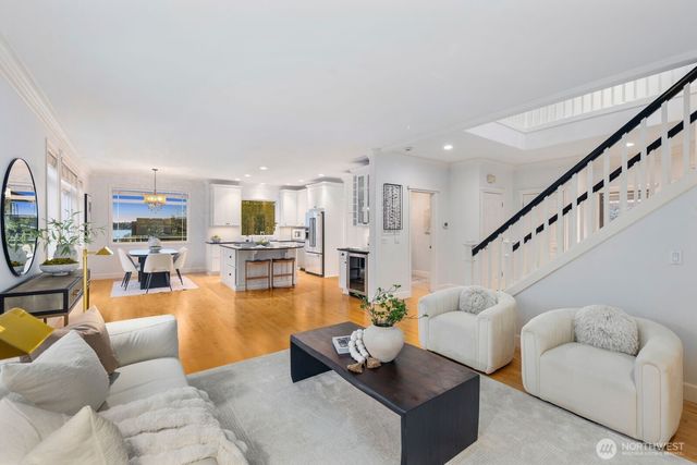 221 4th Street S, Kirkland, WA 98033