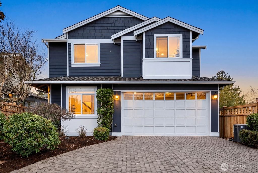 221 4th Street S, Kirkland, WA 98033