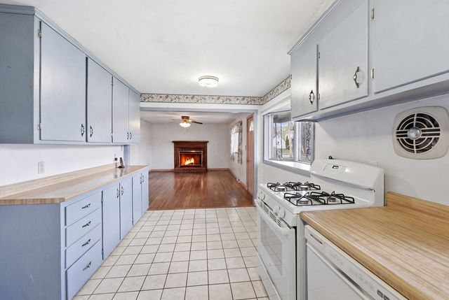 3 Amherst St, Grafton, MA 01536