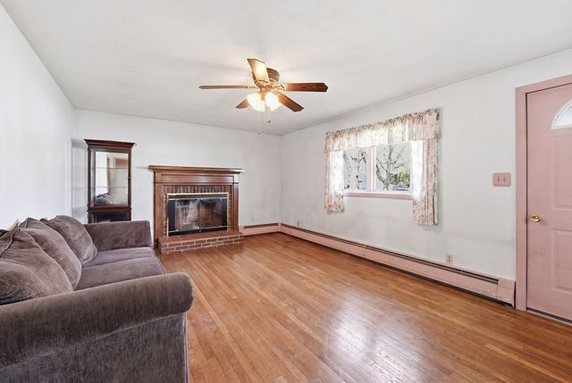 3 Amherst St, Grafton, MA 01536