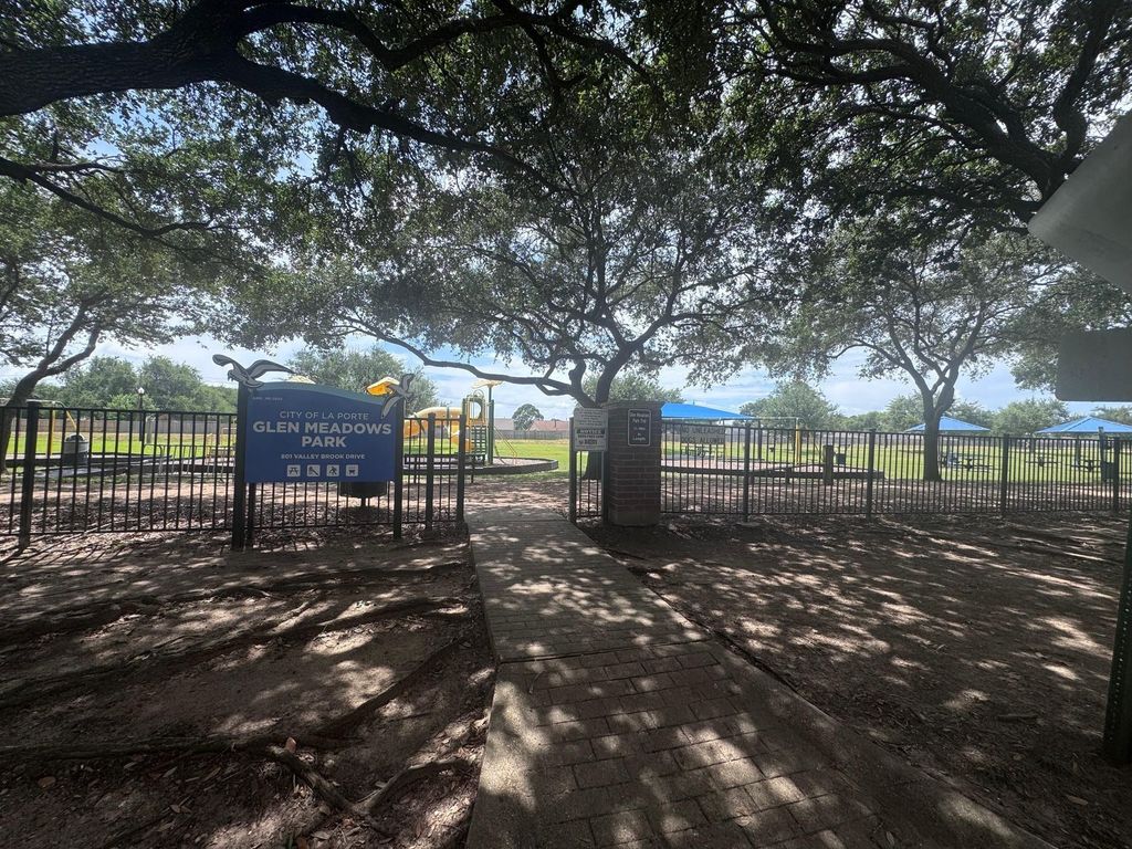 501 Valley Brook Drive, La Porte, TX 77571