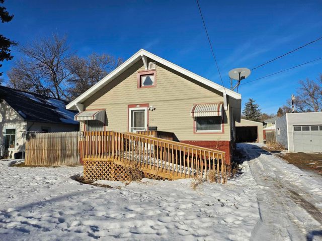515 8th Ave NE, Minot, ND 58703