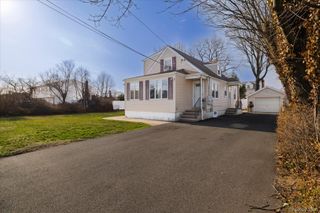 1558 9th Street Lower, West Babylon, NY 11704