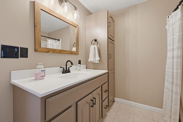 4 Loring St, Auburn, MA 01501