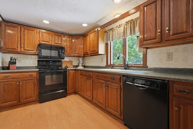 4 Loring St, Auburn, MA 01501