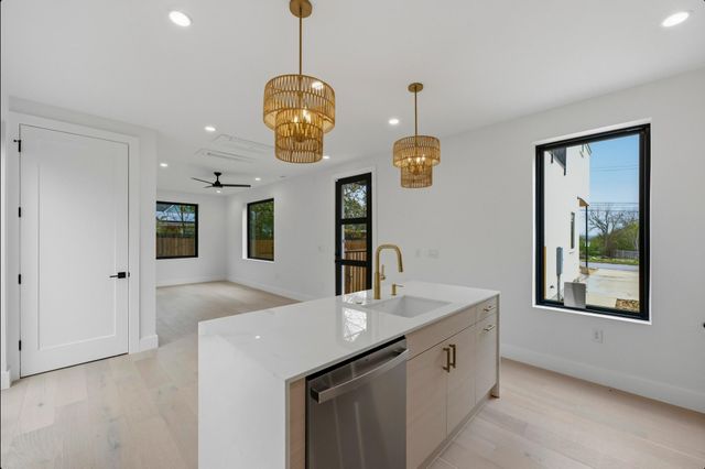 802 Philco DR 2, Austin, TX 78745