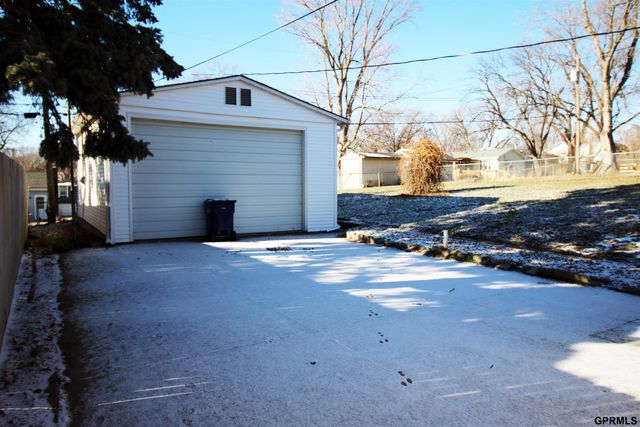 7220 Blue Ridge Drive, Bellevue, NE 68147