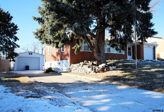 7220 Blue Ridge Drive, Bellevue, NE 68147