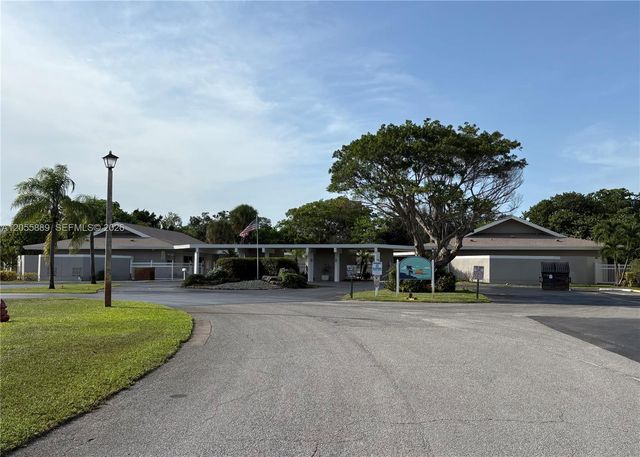 306 Circle Drive S 203, Boynton Beach, FL 33435