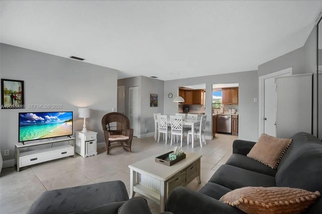 306 S Circle Drive S 203, Boynton Beach, FL 33435