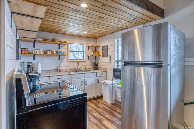 1674 Flat Rock, Leakey, TX 78873