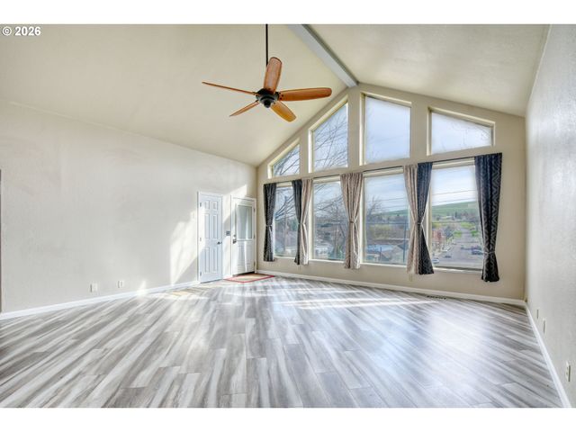 102 S WASHINGTON St, Weston, OR 97886