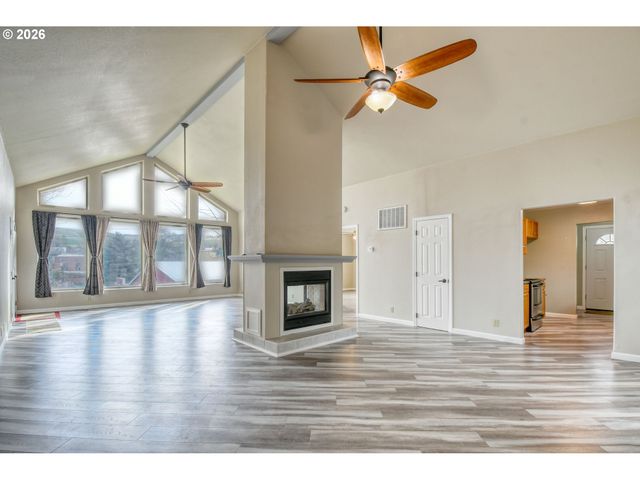 102 S WASHINGTON St, Weston, OR 97886