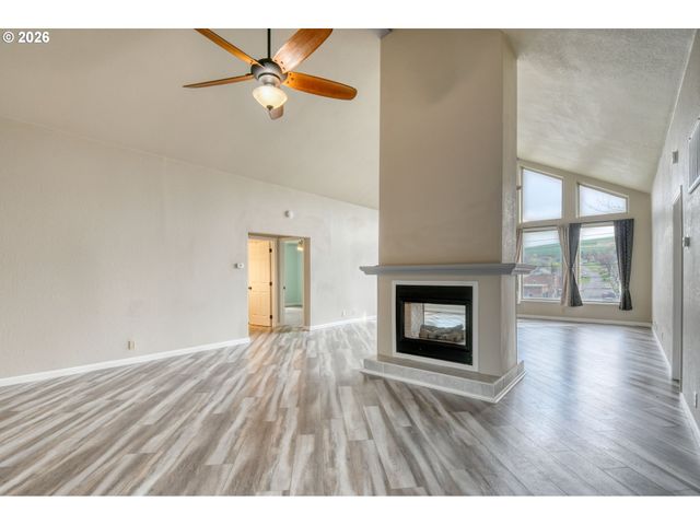 102 S WASHINGTON St, Weston, OR 97886