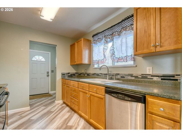 102 S WASHINGTON St, Weston, OR 97886