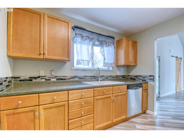 102 S WASHINGTON St, Weston, OR 97886