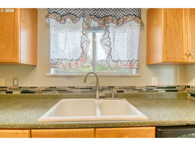 102 S WASHINGTON St, Weston, OR 97886