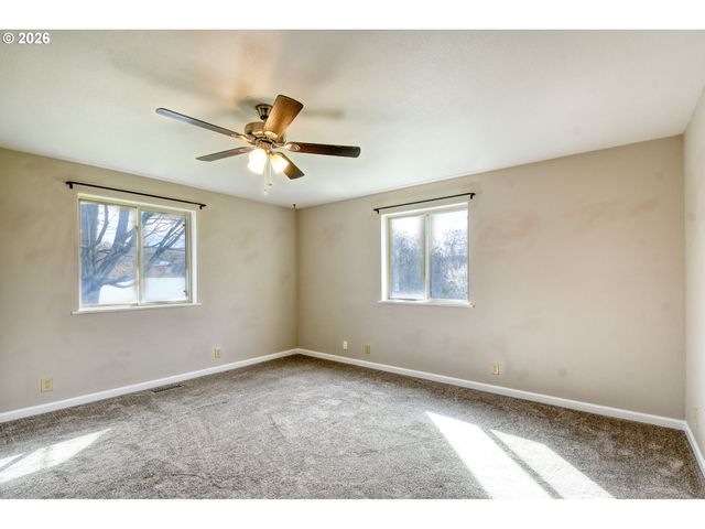 102 S WASHINGTON St, Weston, OR 97886