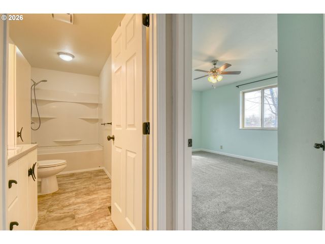 102 S WASHINGTON St, Weston, OR 97886