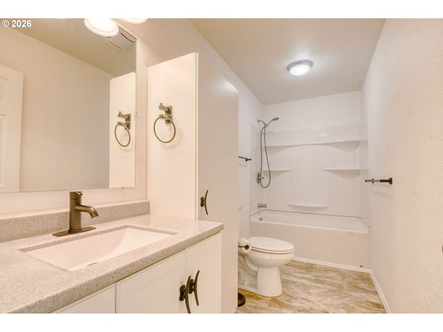 102 S WASHINGTON St, Weston, OR 97886