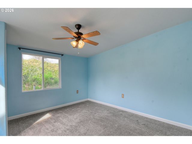 102 S WASHINGTON St, Weston, OR 97886