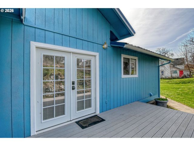 102 S WASHINGTON St, Weston, OR 97886