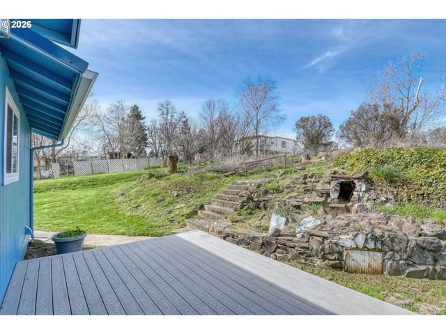 102 S WASHINGTON St, Weston, OR 97886