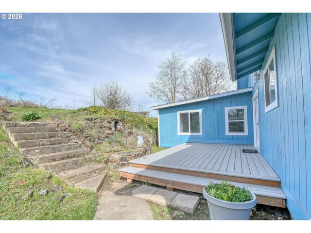 102 S WASHINGTON St, Weston, OR 97886