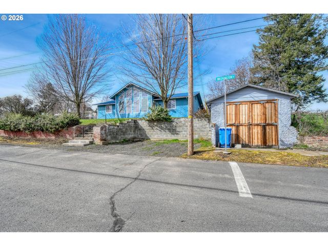 102 S WASHINGTON St, Weston, OR 97886